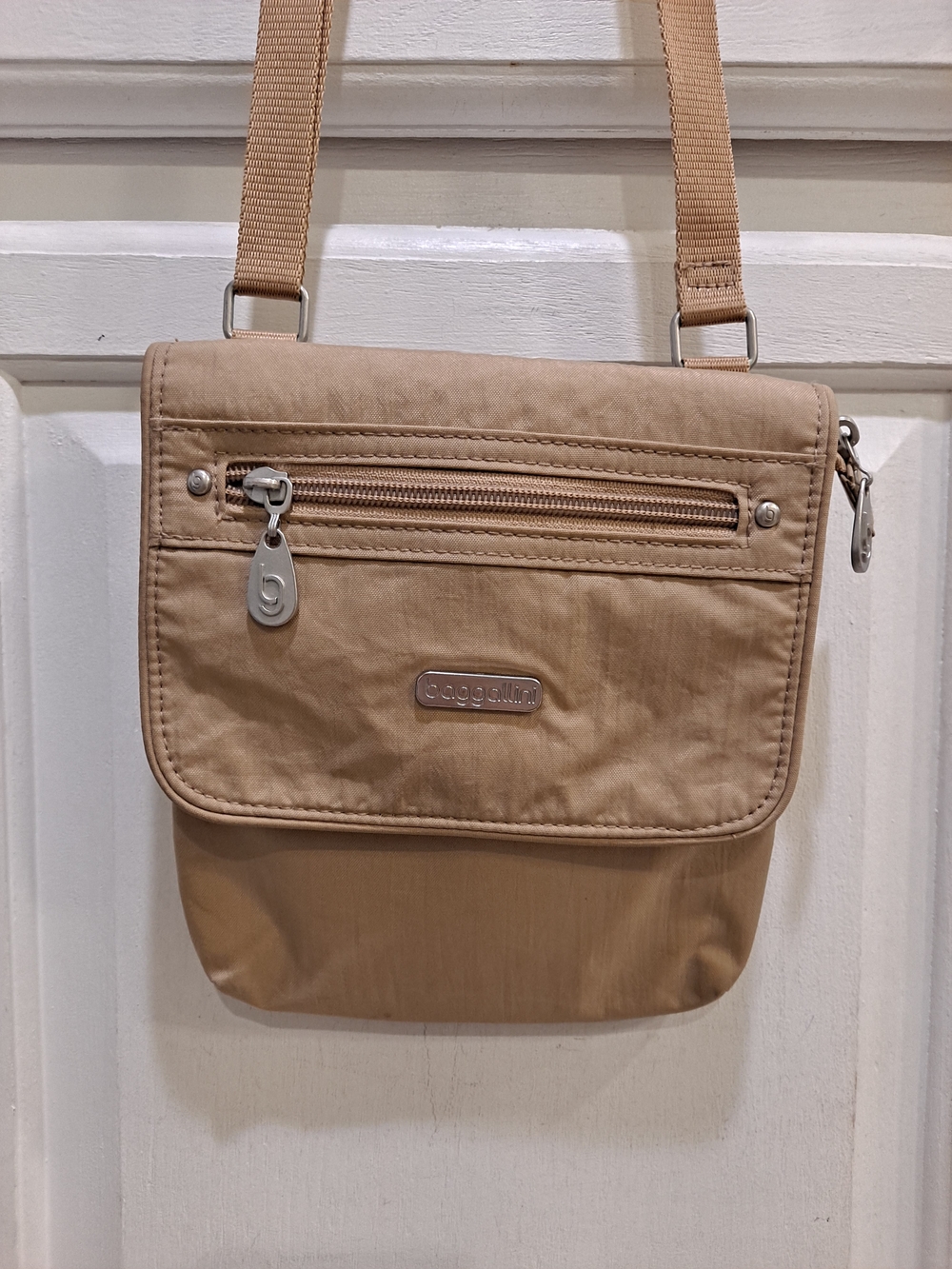 Baggallini Beige 'Flap 2 It' Crossbody Travel Everyday Comfort Carryall Organize